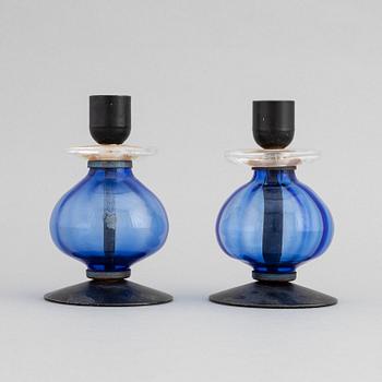 Erik Höglund, ljuskrona samt ljusstakar, ett par, glas och järnsmide.