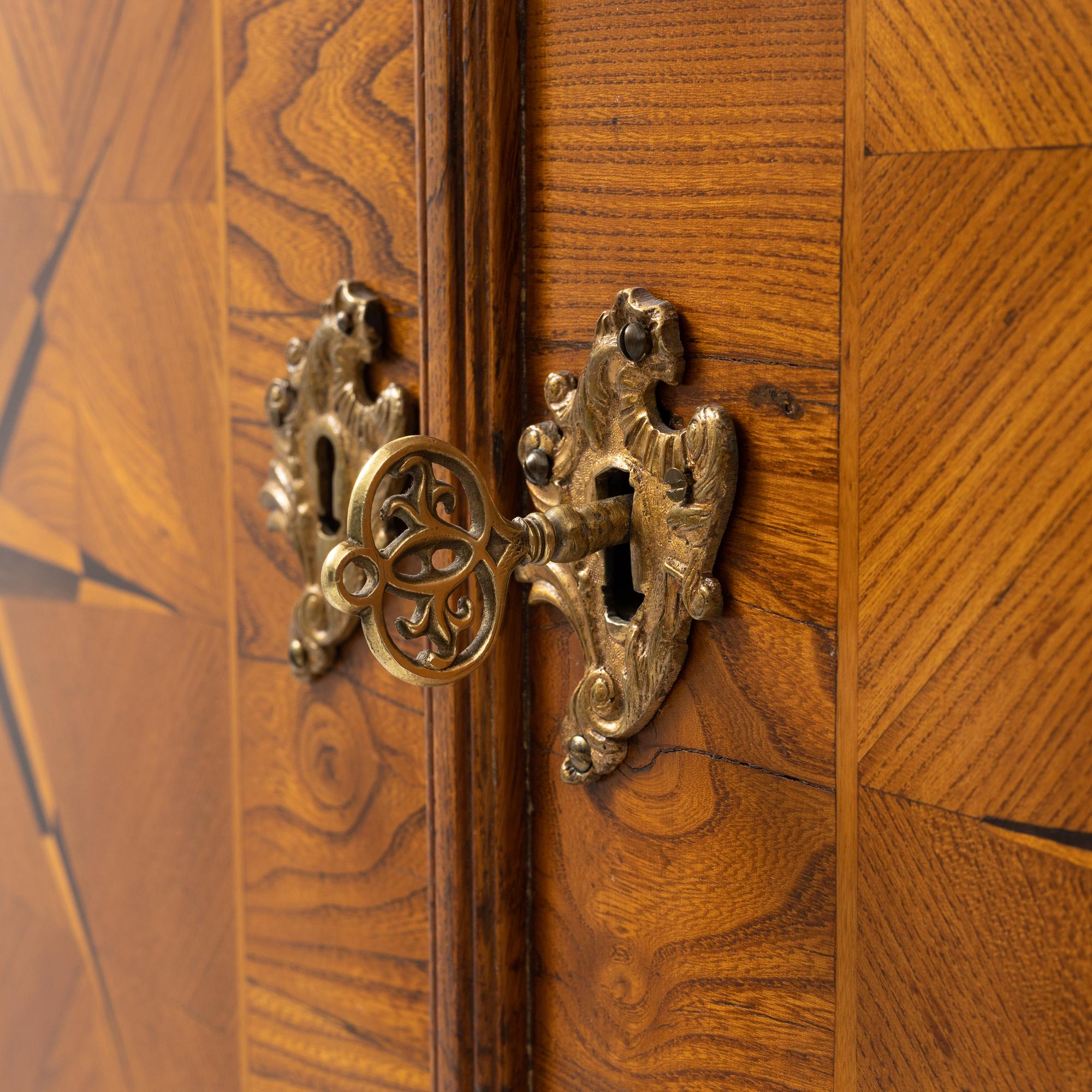 Skåp, senbarock, 1700talets första hälft.