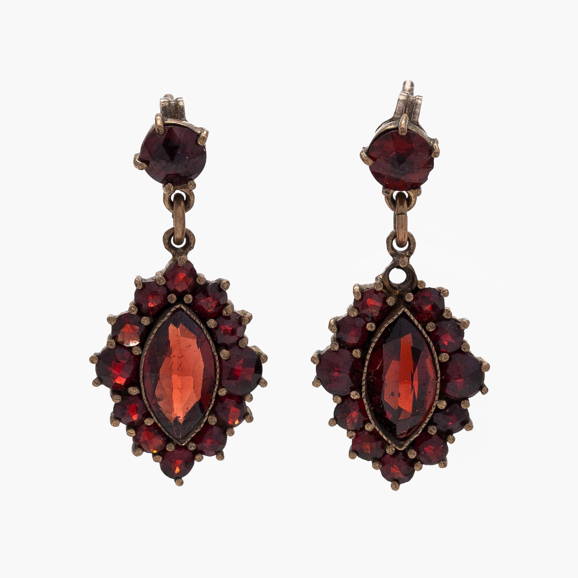 Necklace and earrings, Victorian, faceted garnets, gilded silver.