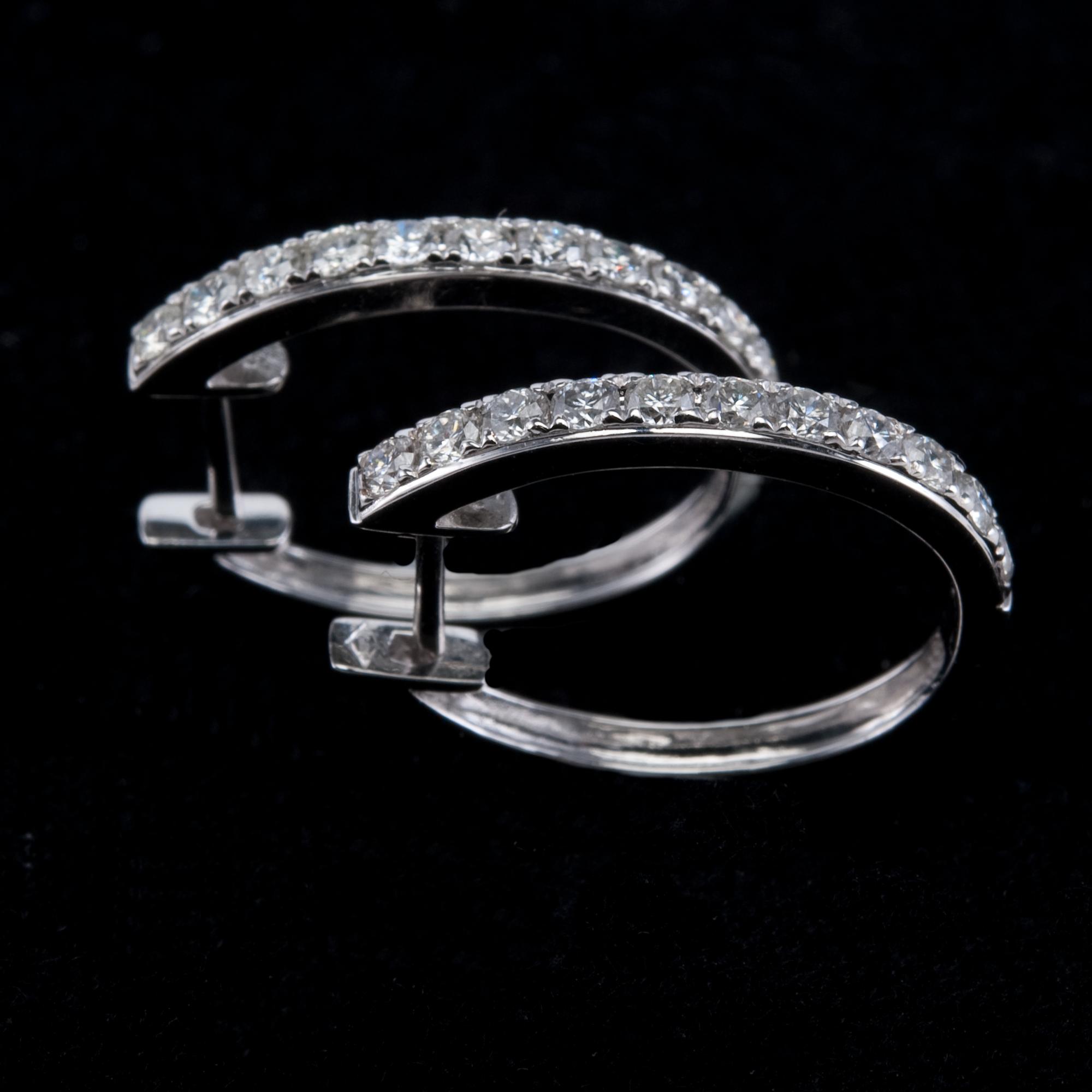 A PAIR OF EARRINGS, 22 brilliant cut diamonds c. 0.76 ct.