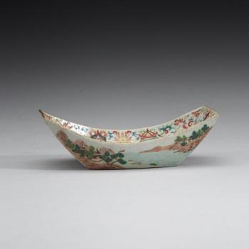 A famille rose tea boat, Qing dynasty with Jiaqings seal mark and period (1796-1820).