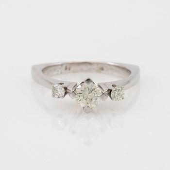 Ring, 18k white gold with brilliant-cut diamonds.