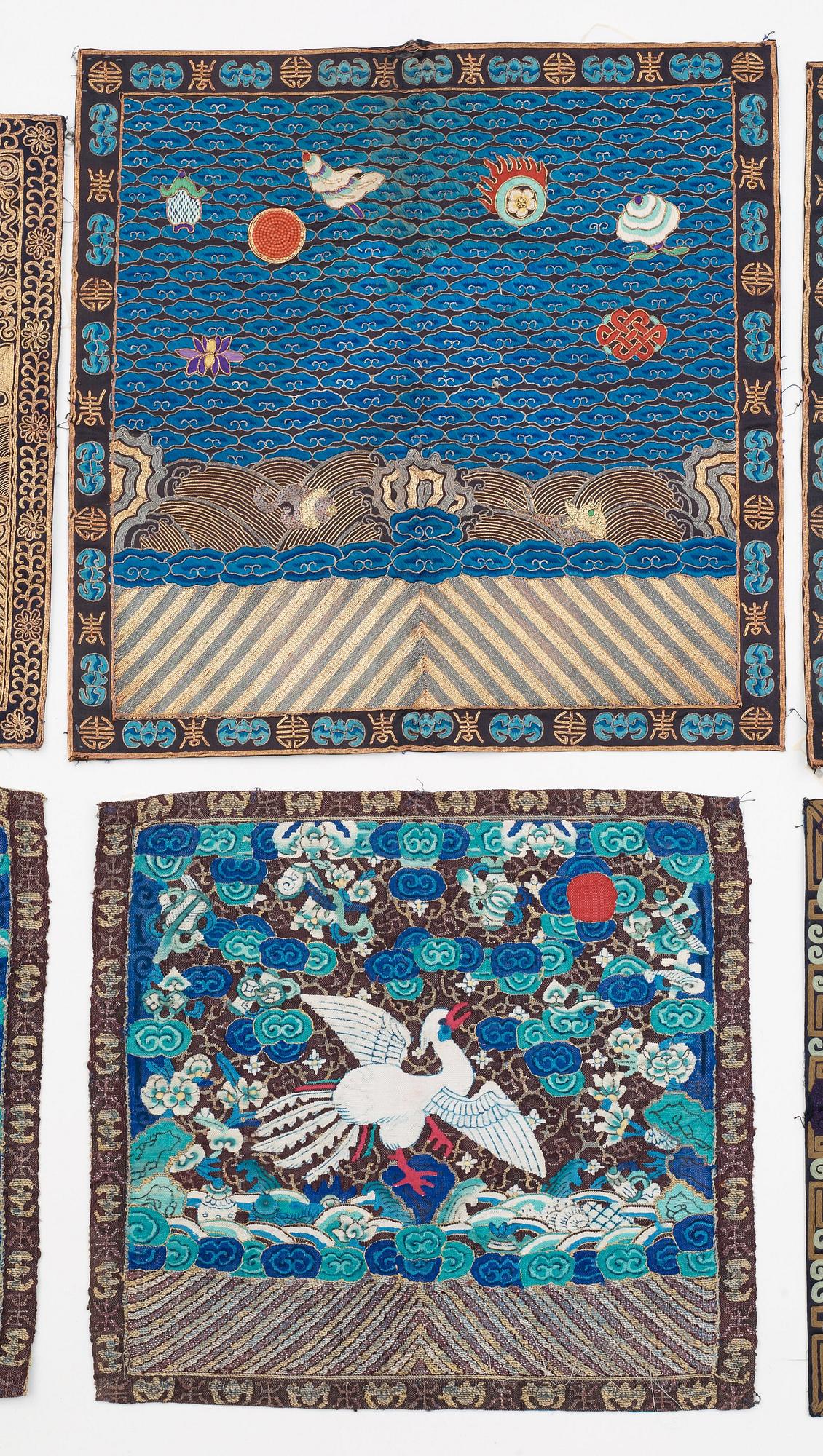 RANGMÄRKEN, 8 st., siden, s.k. Buzis. Ca 28-33 x 29,5-33,5 cm vardera. Kina omkring 1900.