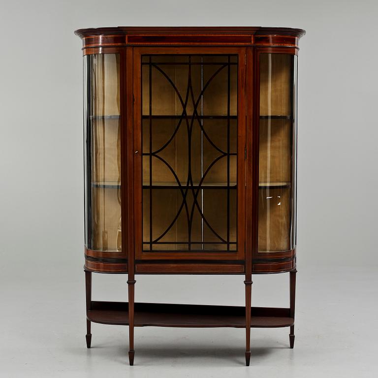 VITRINSKÅP, engelsk stil, 1900-tal.