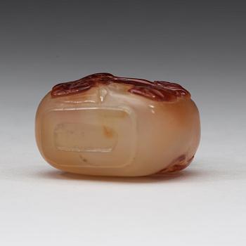 A Chinese carved agathe snuff bottle with stopper, presumably circa 1900.