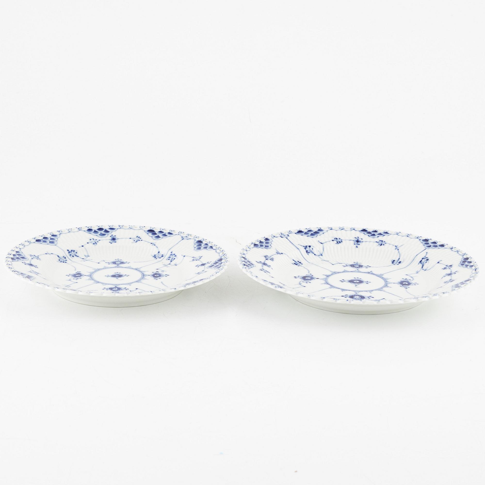 Matservis, 43 delar, porslin, "Musselmalet", helblonde, Royal copenhagen, Danmark.