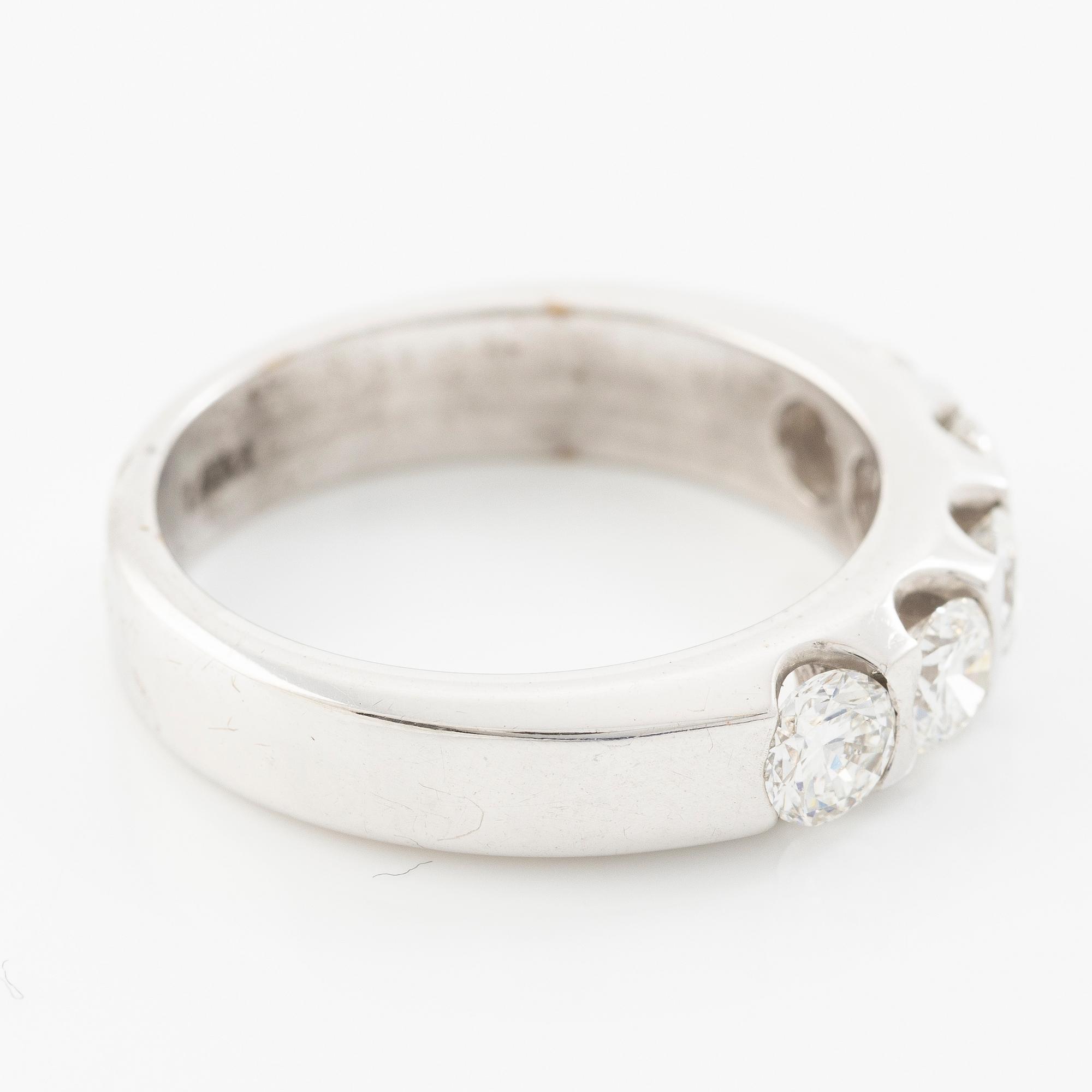 Half eternity ring in 14K white gold set with brilliant-cut diamonds.
