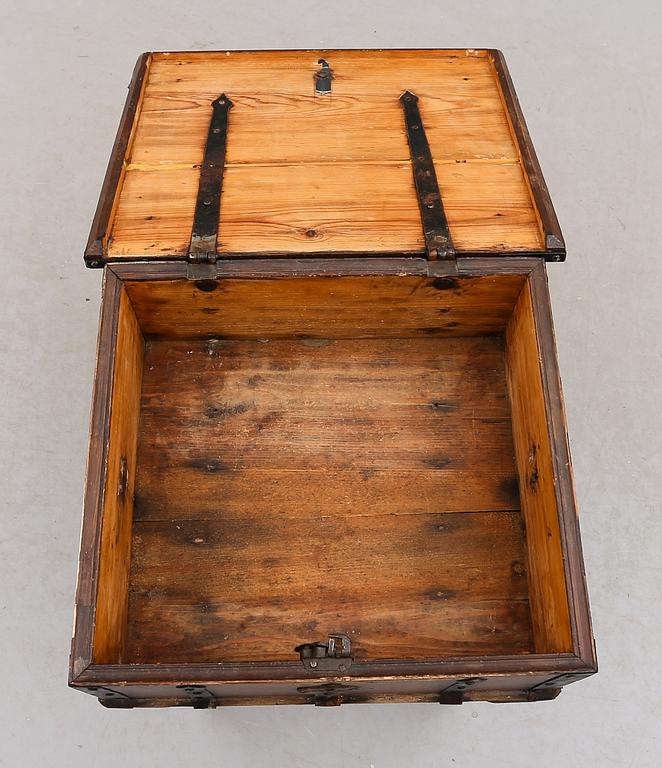 SKRIN PÅ BENSTÄLLNING, 1700- och 1900-tal.