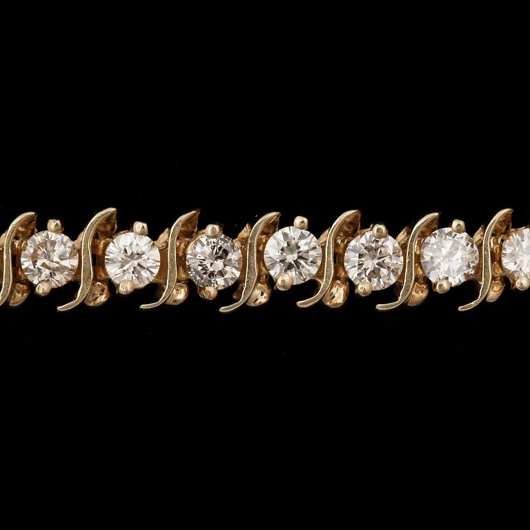 ARMBAND, 14k guld med briljantlslipade diamanter tot ca4,50ct. 2000-tal. Vikt 11g.