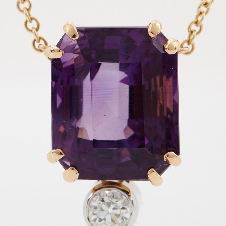 An 18K gold pendant set with a faceted amethyst and round brilliant- and old-cut diamonds and a pearl.