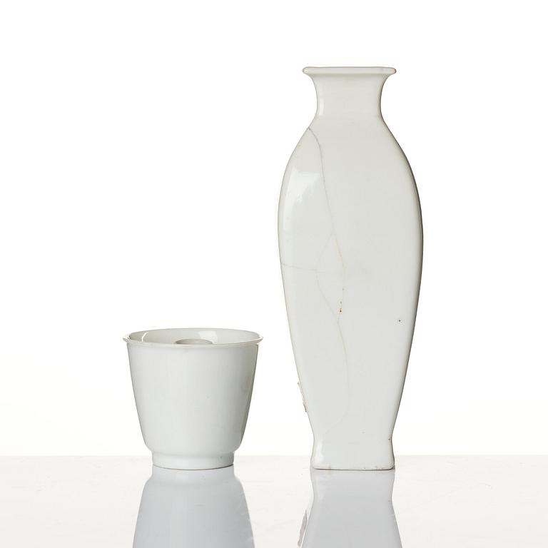 Vas, samt koppar, tre stycken, blanc de chine. Qingdynastin, 1700-tal.