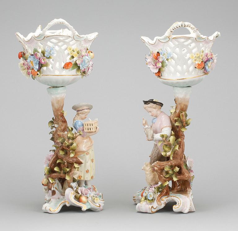 GALLERSKÅLAR PÅ FOT, ett par, porslin, rokokostil, Meissenliknande märke, sent 1800-tal.