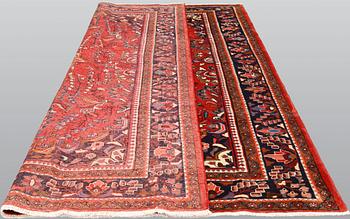 A Lilihan carpet, ca 301 x 232 cm.