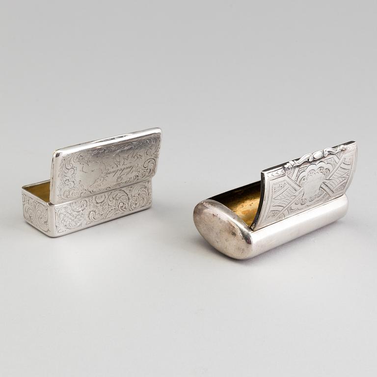 Two silver snuff boxes, C Tengstedt, Gothenburg, 1847, and C. Jonsson, Linköping, 1884. Weight 171 grams.