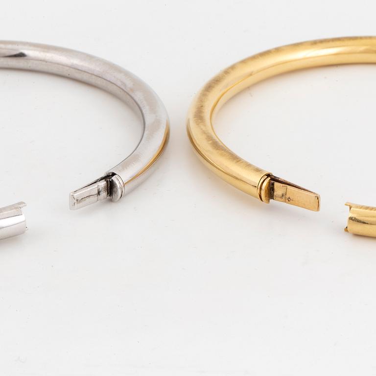 Two 18K gold and white gold bangles.