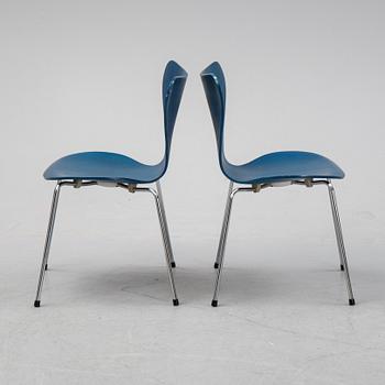 A set of six "Serie 7" chairs by Arne Jacobsen for Fritz Hansen, dated 1982.