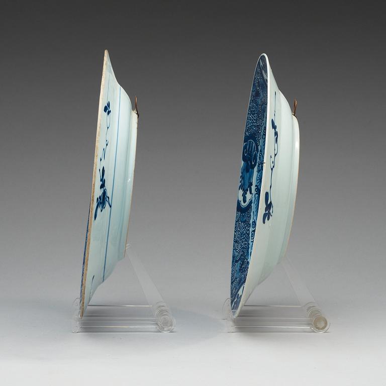 A pair of blue and white chargers, Qing dynasty, Kangxi (1662-1722).