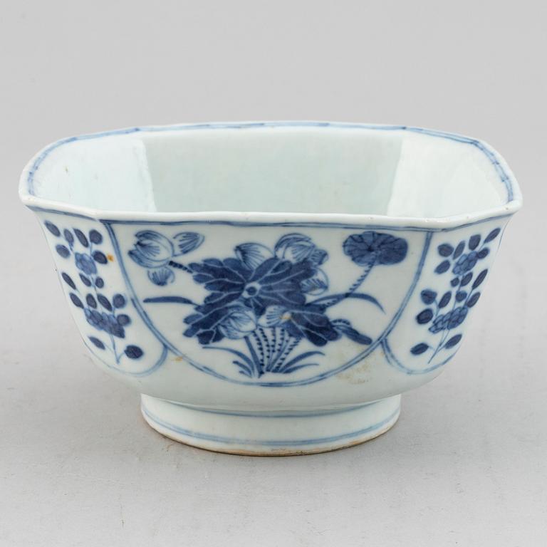 A blue and white bowl, Qing dynasty, 18th century.