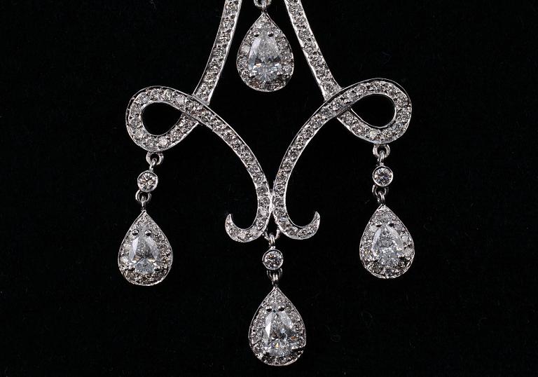 A NECKLACE, brilliant- and drop cut diamonds c. 2.56 ct. 18K white gold, weight 11 g.