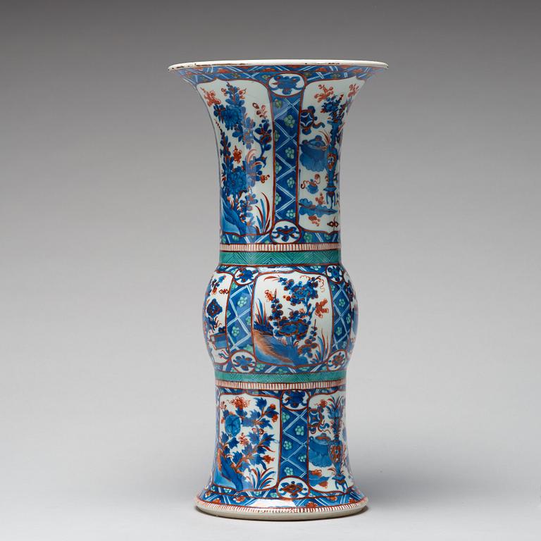 TRUMPETVAS, porslin. Qingdynastin, Kangxi (1662-1722).