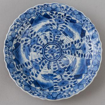 KOPPAR med FAT, åtta stycken, porslin. Qingdynastin, Kangxi (1662-1722).