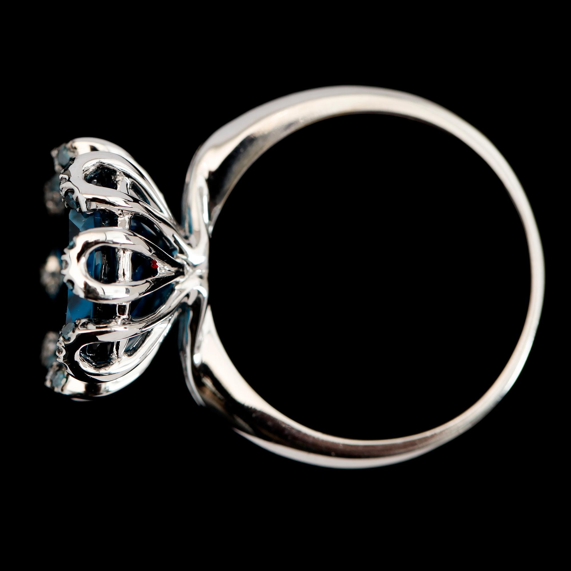 RING, 14K vitguld, diamanter samt blå topas. Enligt uppgift London.