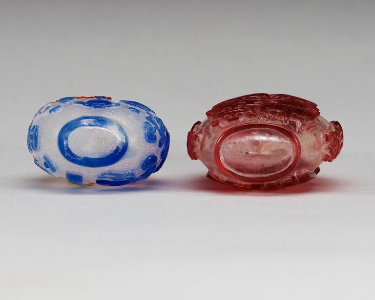 A five colour overlay- and a red overlay glass snuff bottle, Qing dynasty.
