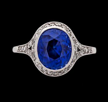 955. RING, oval fasettslipad blå safir med åttkantslipade diamanter, 1920-tal.