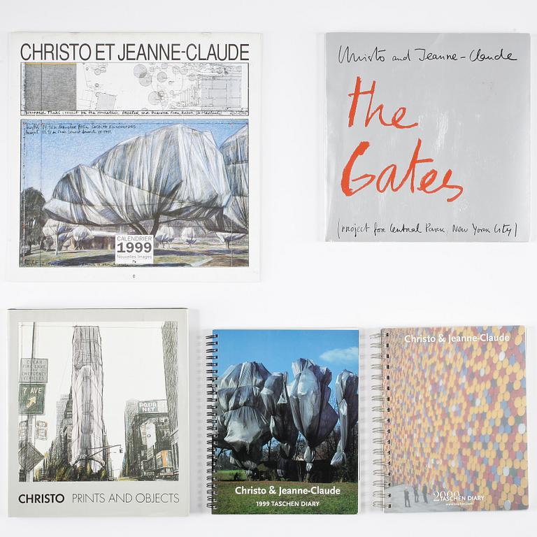 BÖCKER, 2 st, samt KALENDRAR, 3 st, Christo and Jeanne-Claude, signerade.