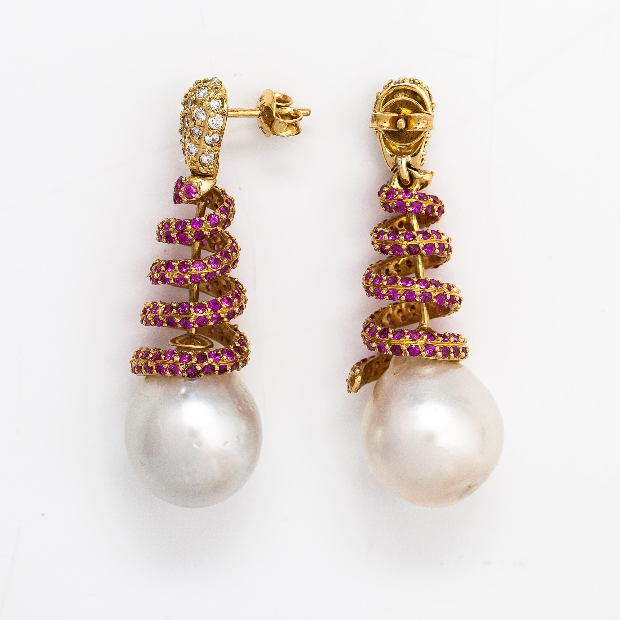 A pair of 18K gold earrings with rubies, diamonds ca. 0.96 ct in total and cultured pearls.