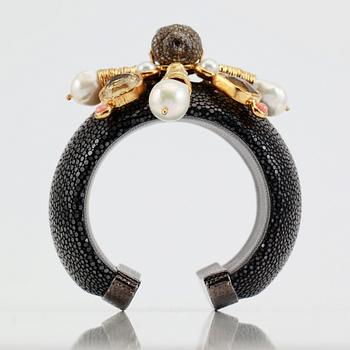 ARMRING, förgyllt silver, South Sea pärlor, korall, citriner och diamanter.
