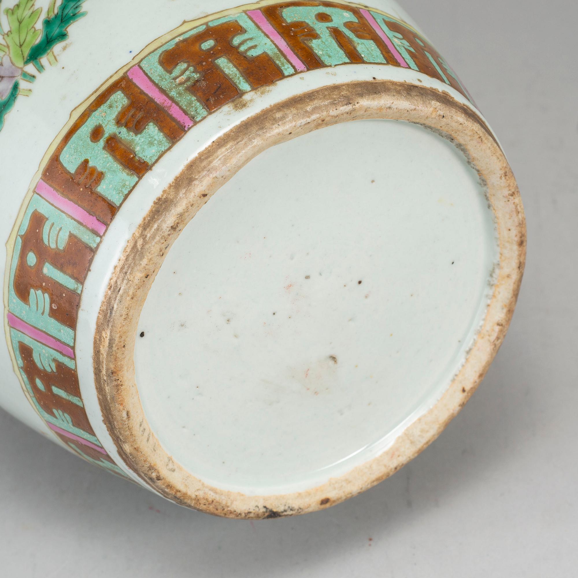 A famille rose vase, Qing dynasty, late 19th century.