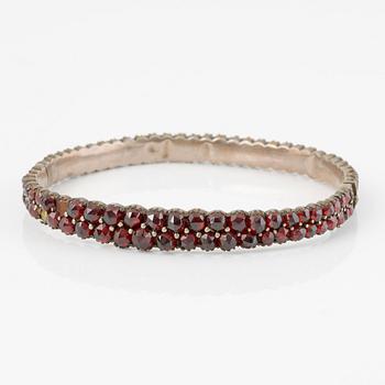 Garnityr med granater, armband, armring, broscher 2 st.