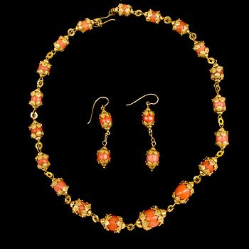 1011. NECKLACE and EARRINGS, corals.