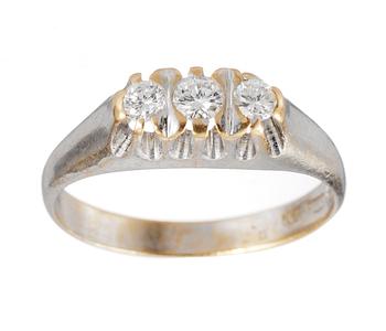 573. RING, set with three brilliant cut diamonds.