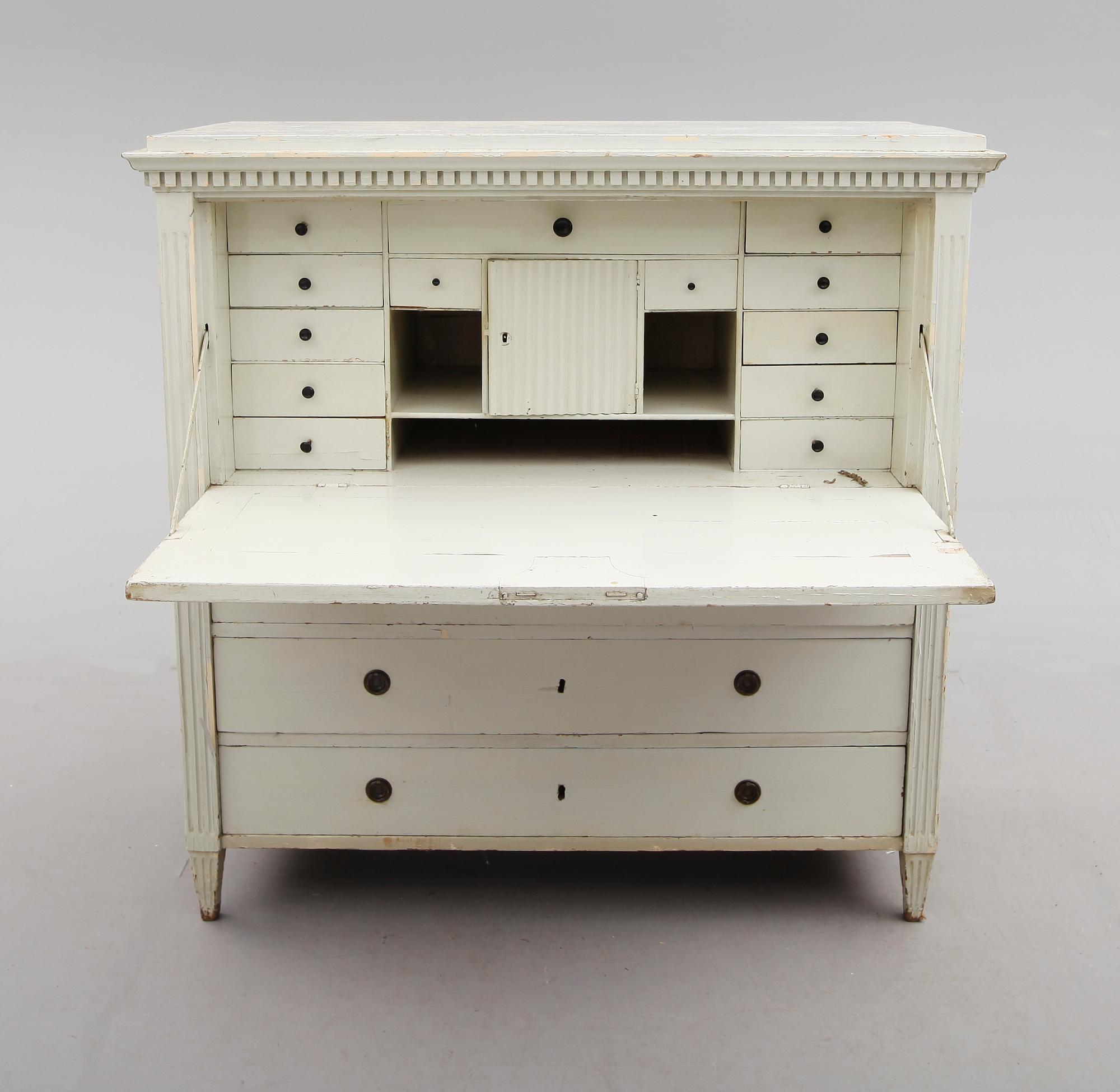CHIFFONJÉ, sengustaviansk, omkring år 1800.