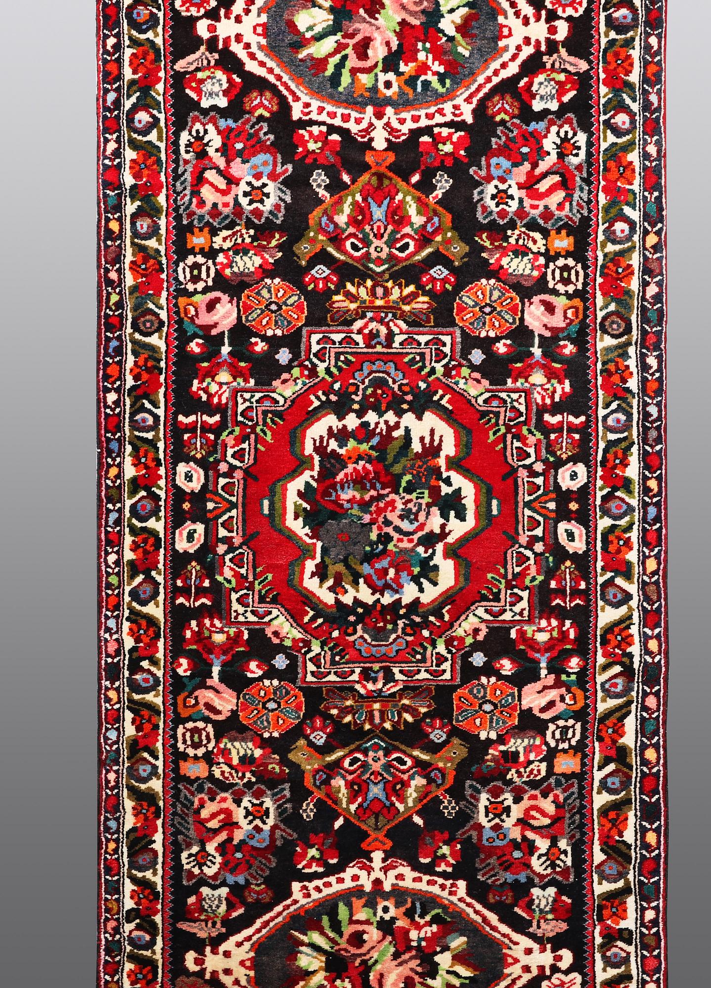 A RUNNER, Bakhtiari, ca 318 x 123 cm.