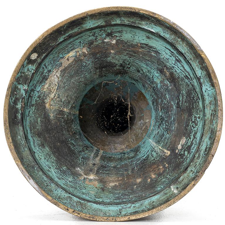 Ytterfoder med piedestal, cloisonné på mässing, Kina, omkring 1900.