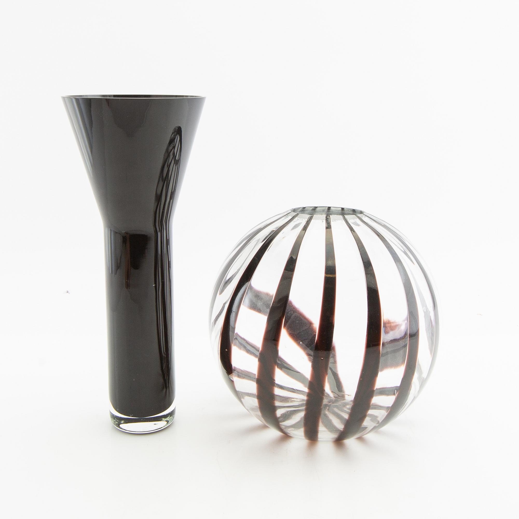 A vase, two pieces, late 20th century.