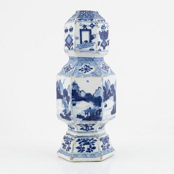 A blue and white vase, Qing dynasty, Kangxi (1662-1722).