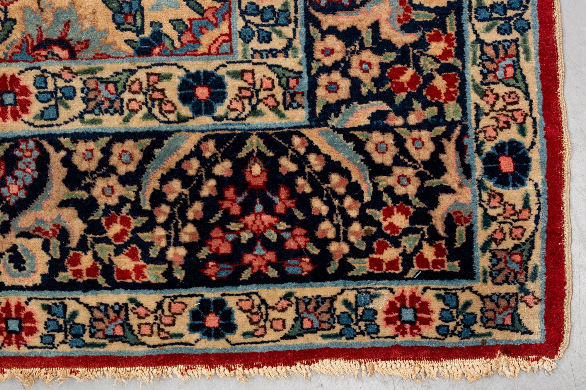 Matto, semi-antique Tabriz, ca 353 x 241 - 245 cm.