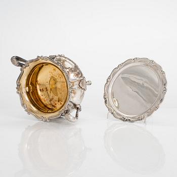 Kaffeservis, 3 delar, silver, Auran Kultaseppä, Åbo 1944 och 1950. Silverfatet från Kultakeskus, Tavastehus 1955.