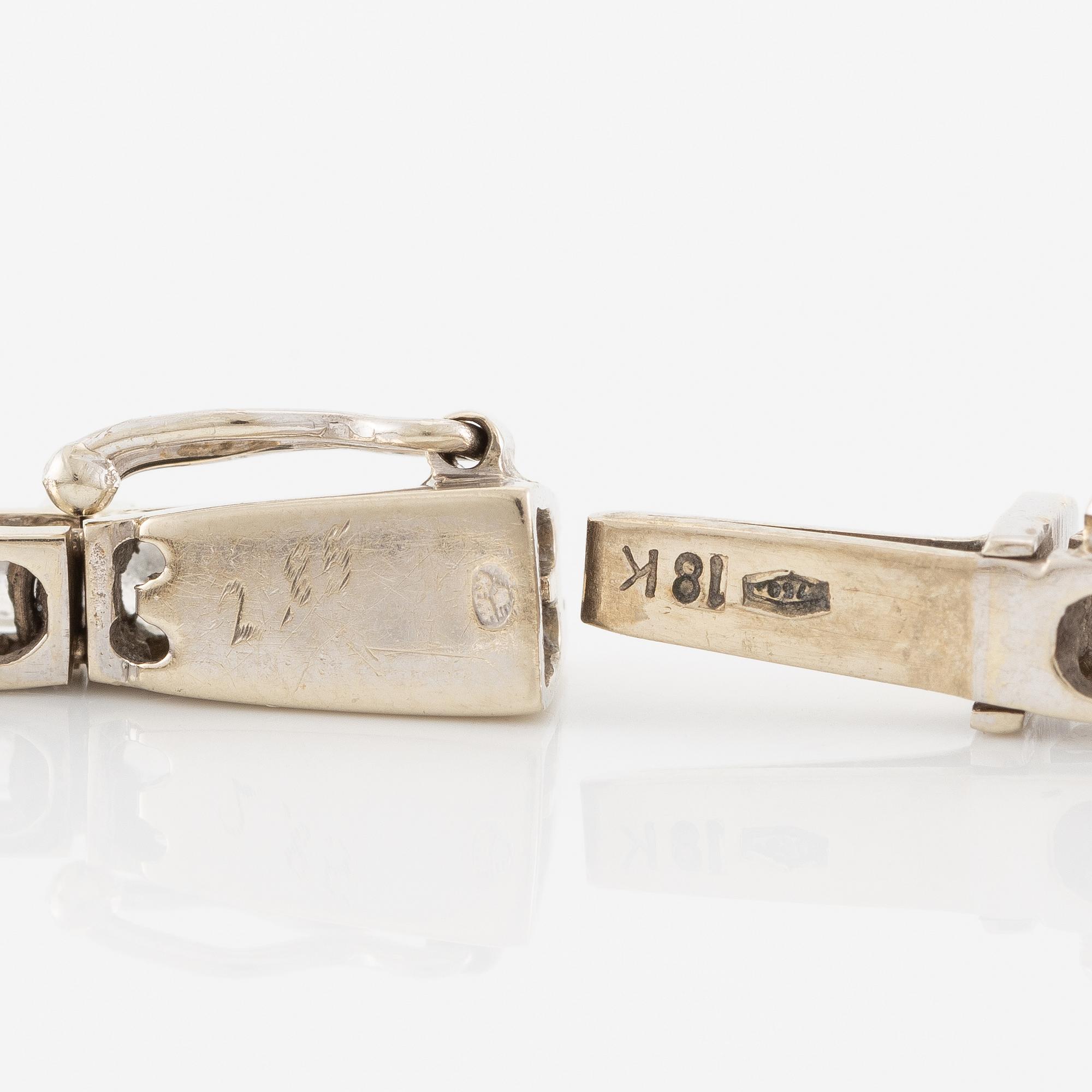 Tennis bracelet 18K white gold with round brilliant-cut diamonds.