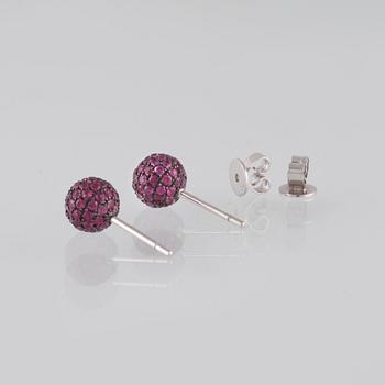 ÖRHÄNGEN, 18K vitguld med fasettslipade rubiner ca 2.20 ct. Vikt 2,8 gram.