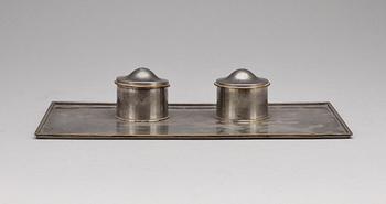 SKRIVBORDSUPPSATS, tenn och mässing, Firma Svenskt Tenn Stockholm 1928.