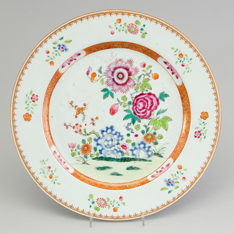 A large DISH and three Chinese export porcelain small plates, 18th-19th century.