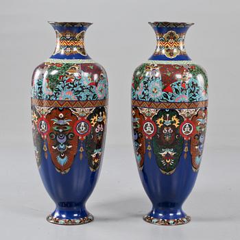 VASER, ett par, cloisonné, omkring sekelskiftet 1900.
