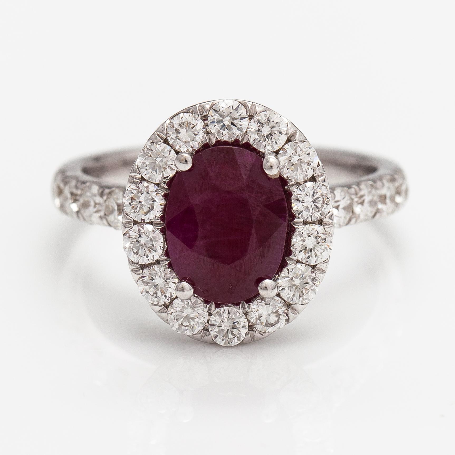 Sormus, 18K valkokultaa, rubiini n. 2.40 ct ja timantteja n. 1.20 ct yht todistuksen mukaan.