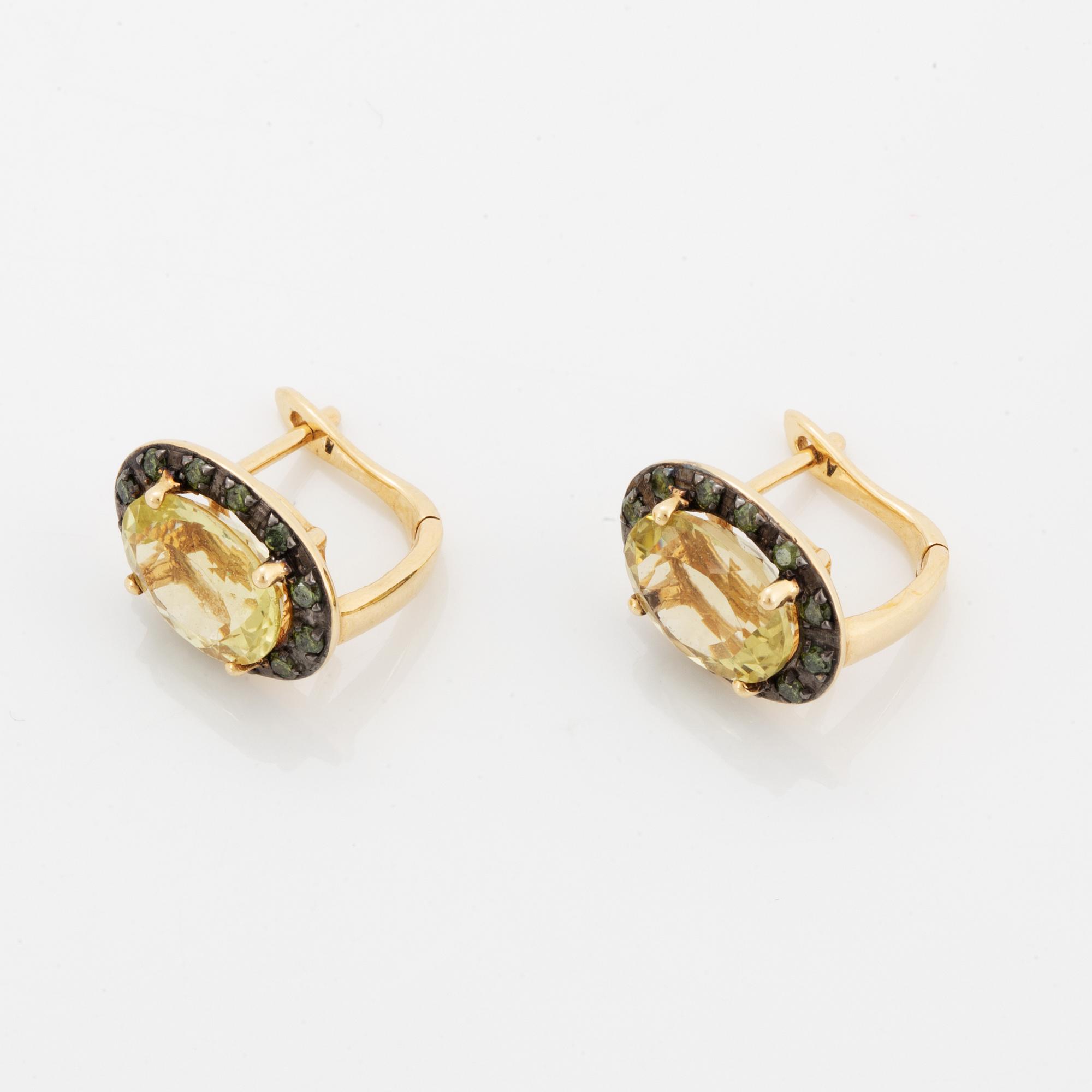 Örhängen,  med citriner med gröna briljantslipade diamanter.
