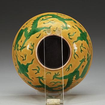 A yellow and green glazed dragon bowl, Qing dynasty.